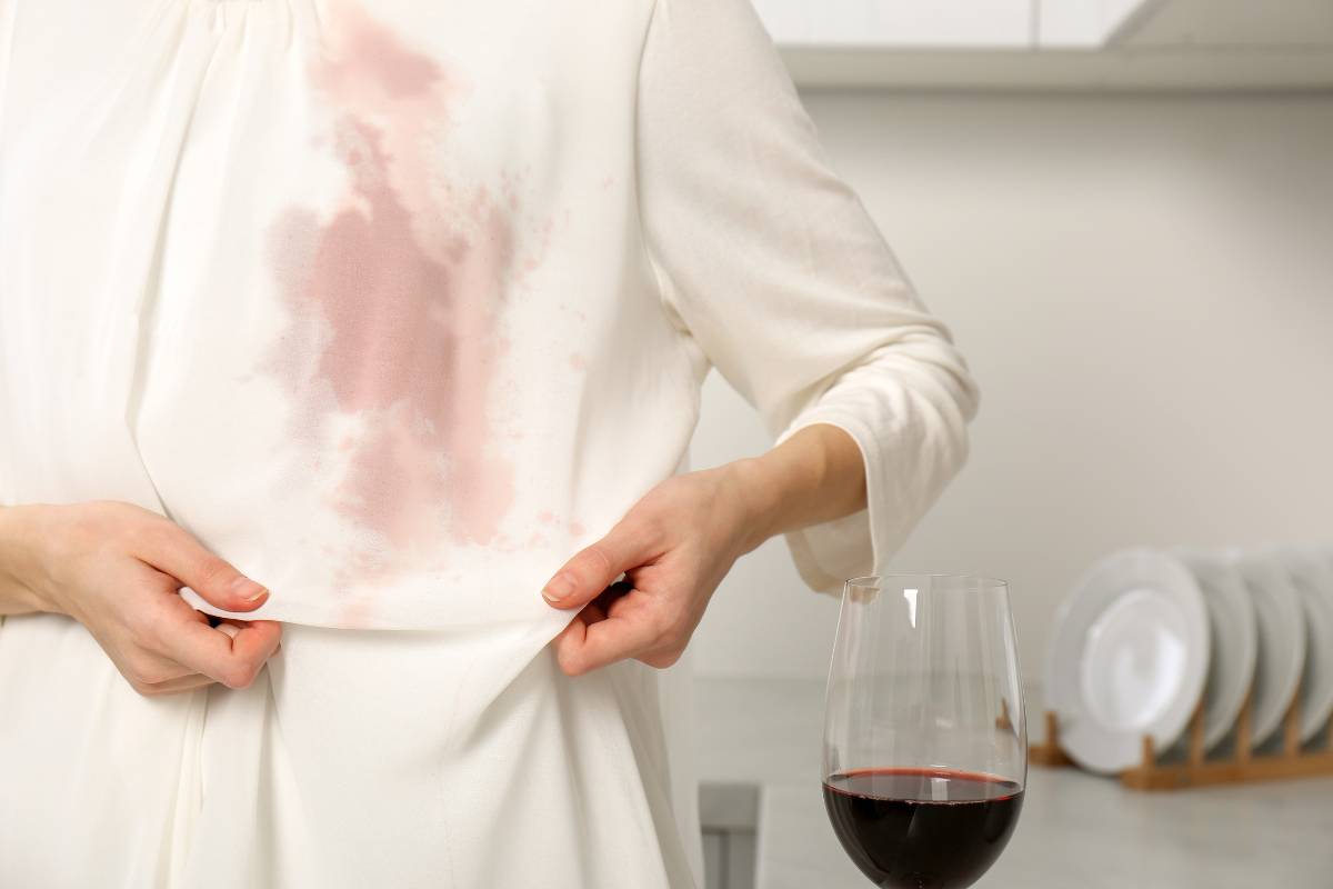 como quitar vino tinto de la ropa